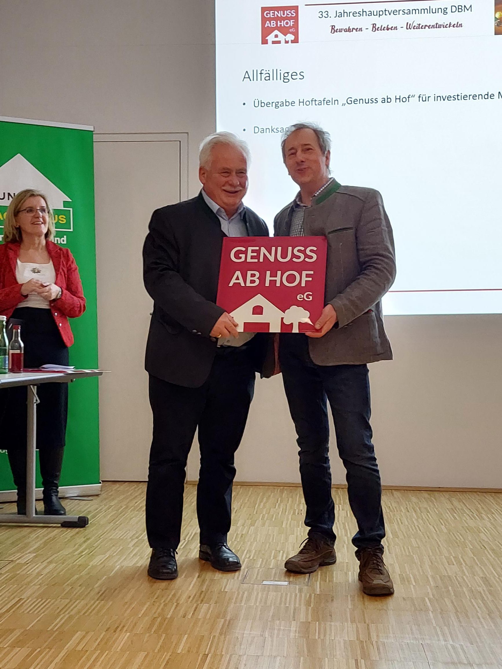 Überreichung der Genuss Ab Hof Tafel